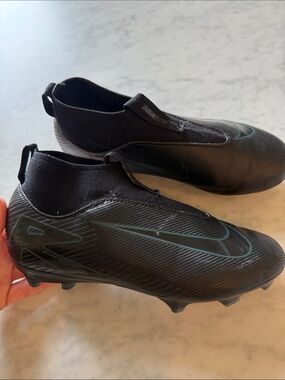 Nike Black Soccer Cleats with Accent Swoosh boys size 3.5